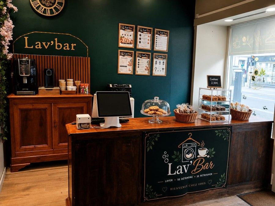 Le comptoir, la machine à café et les cookies maison