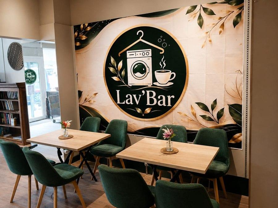 La salle avec la fresque murale Lav'Bar